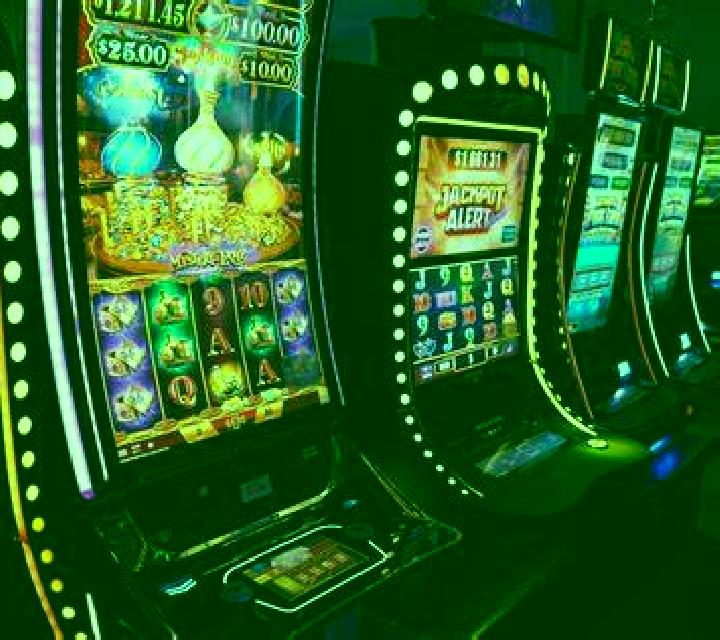 100 Lucky Hat (Amusnet) slot machine