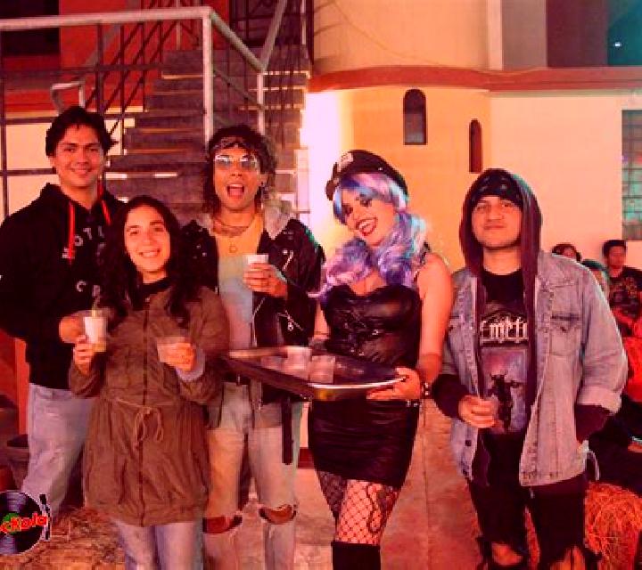 Aurora, 27, acompañante divertida y suave y femenina de cabello negro azabache y ojos verdes, etnia mezcla. Basada en Puebla de Alborton. Ofrece Cuckold / vo...