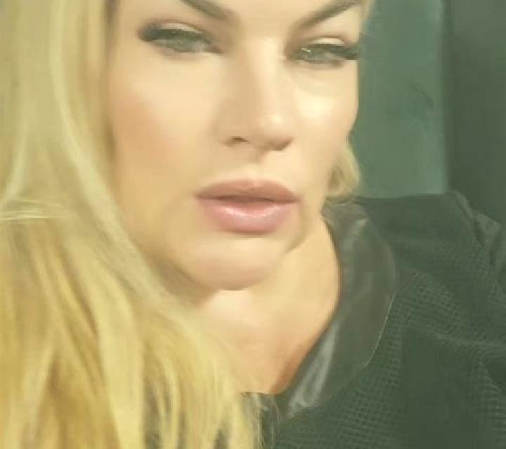 Lara, 22, acompañante divertida y esbelta y de piernas largas de cabello rubia y ojos ámbar, etnia india. Basada en Villasarracino. Ofrece 69, Party girl VIP...
