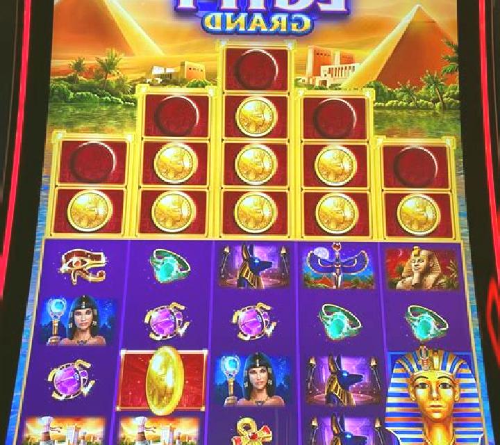 The Crown Reloaded slot machine
